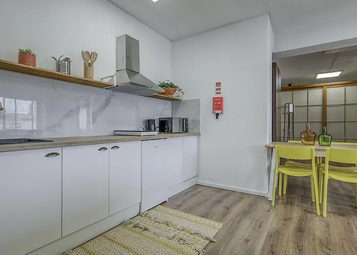 Travel & Live Fernao Magalhaes * Porto